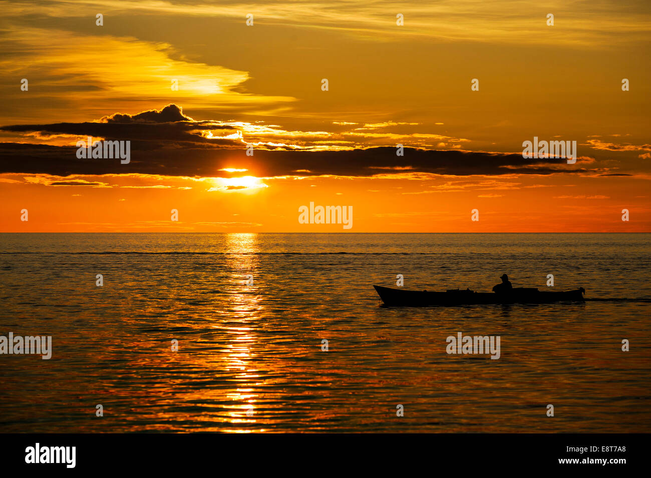 Coucher du soleil, bateau, Sulawesi, Indonésie Banque D'Images