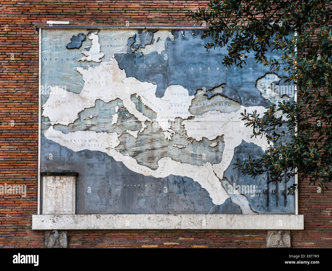 Panneau avec carte historique, l'Empire romain à son apogée, la Via dei Fori Imperiali, boulevard des fascistes, Rome Banque D'Images