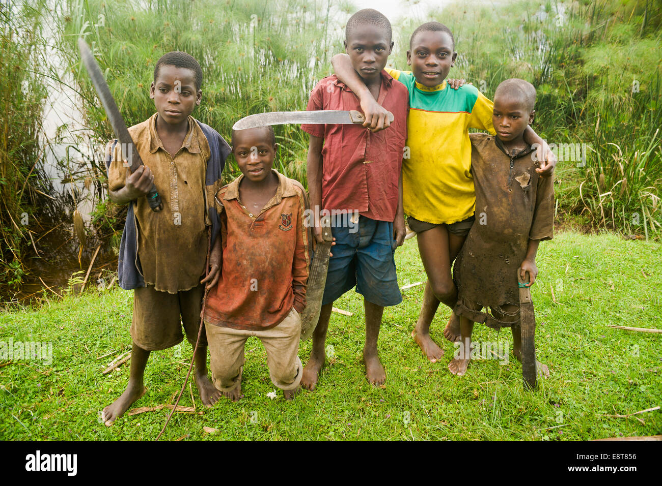 Les garçons avec des machettes, Kisoro, en Ouganda Banque D'Images