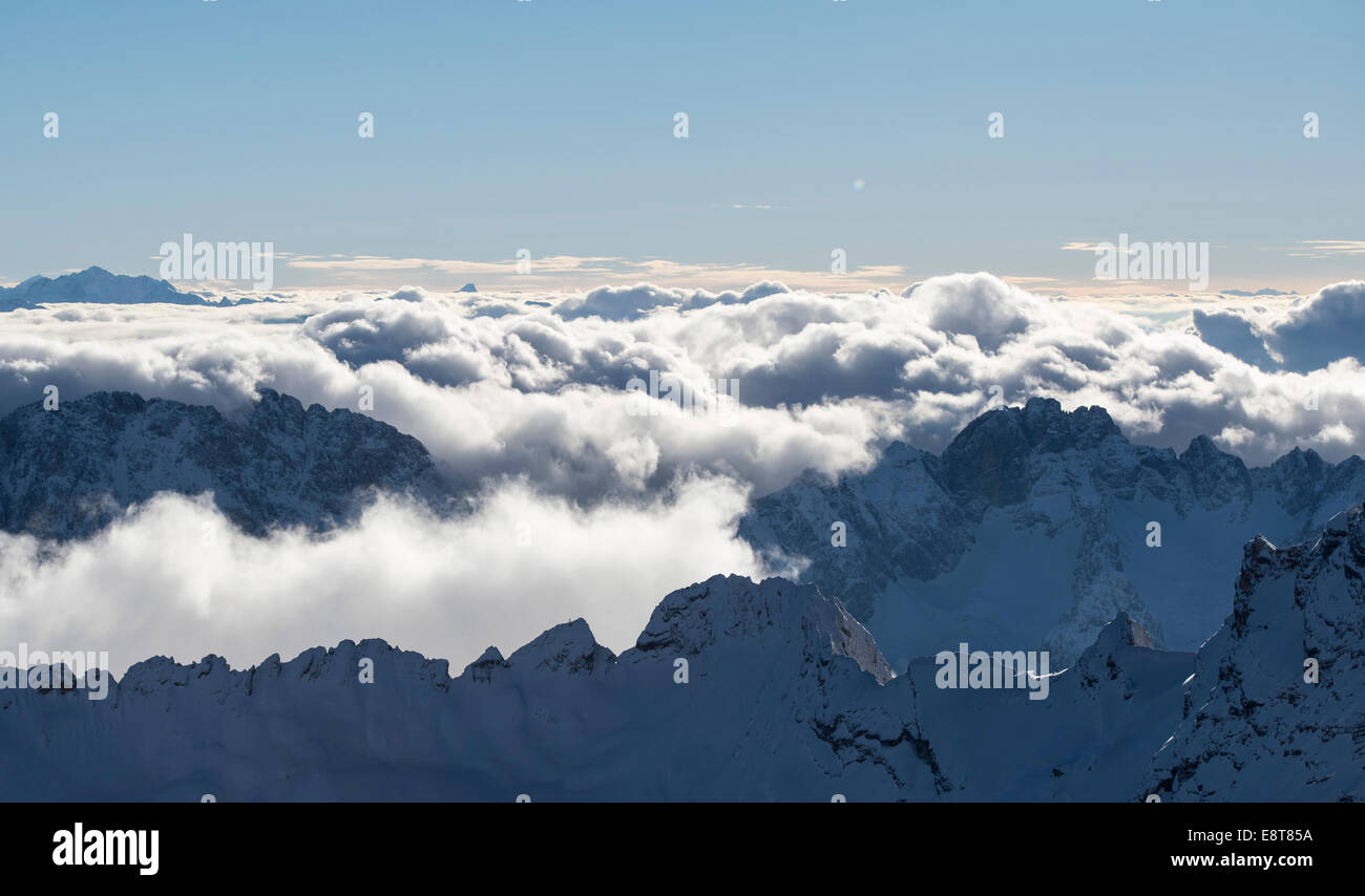 Vue de la Zugspitze, les nuages se rassemblent sur les sommets des montagnes, Zugspitze, Bavière, Allemagne Banque D'Images