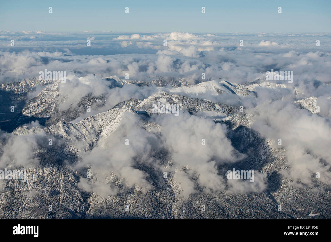 Vue de la Zugspitze, les nuages se rassemblent sur les sommets des montagnes, Zugspitze, Bavière, Allemagne Banque D'Images