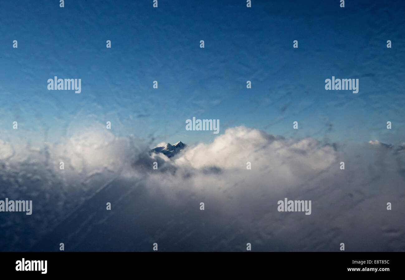 Les nuages passant sur les sommets des montagnes, vue à travers le panneau d'un télécabine, Zugspitze, Bavière, Allemagne Banque D'Images