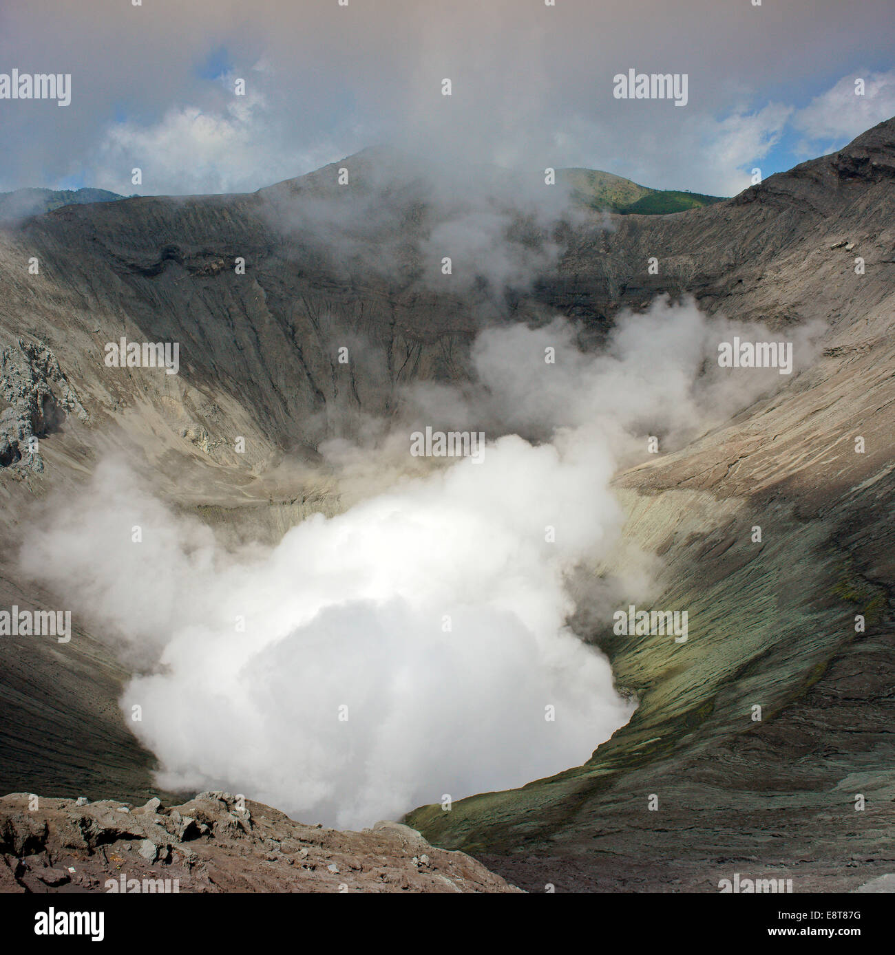 Le bord du cratère du volcan, la vapeur, le Mont Bromo, Cemoro Lawang Cemoro Lawang, ou l'Est de Java, Indonésie Banque D'Images