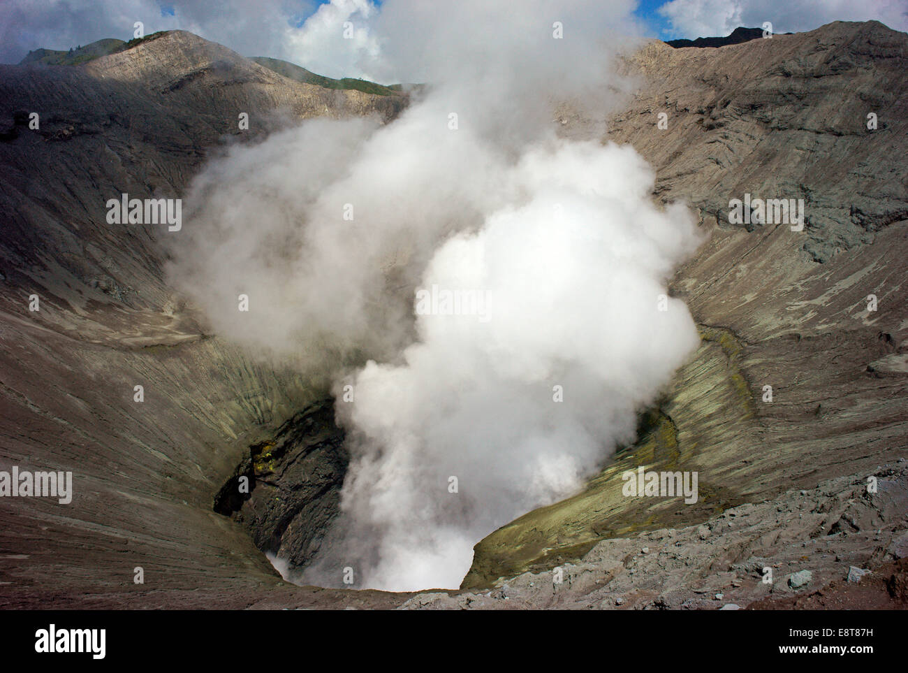 Le bord du cratère du volcan, la vapeur, le Mont Bromo, Cemoro Lawang Cemoro Lawang, ou l'Est de Java, Indonésie Banque D'Images