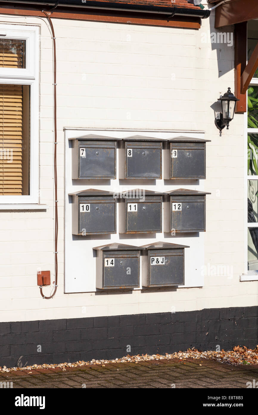 Les boîtes aux lettres résidentielles privées attaché à un mur à l'extérieur ou des appartements, Lancashire, England, UK Banque D'Images