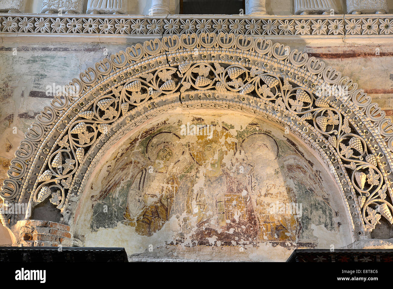 Italia Friuli V.G. Cividale Tempietto Longobardo. Gli stucchi della lunetta raffigurano intrecci di vitigni con grappoli, al ce Banque D'Images