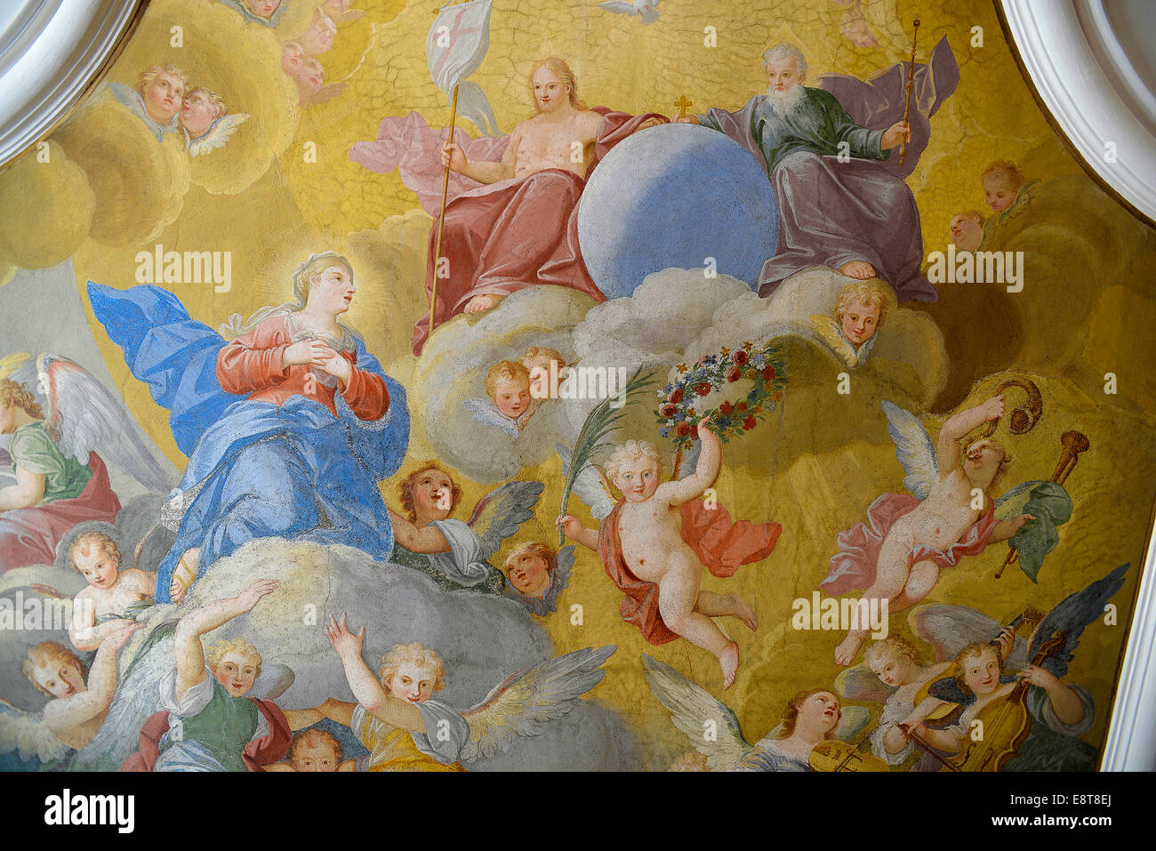 Italia Friuli V.G. Cividale fresque di epoca settecentesca raffigurante l'Assunzione della Madonna sul soffitto nella sala del Banque D'Images