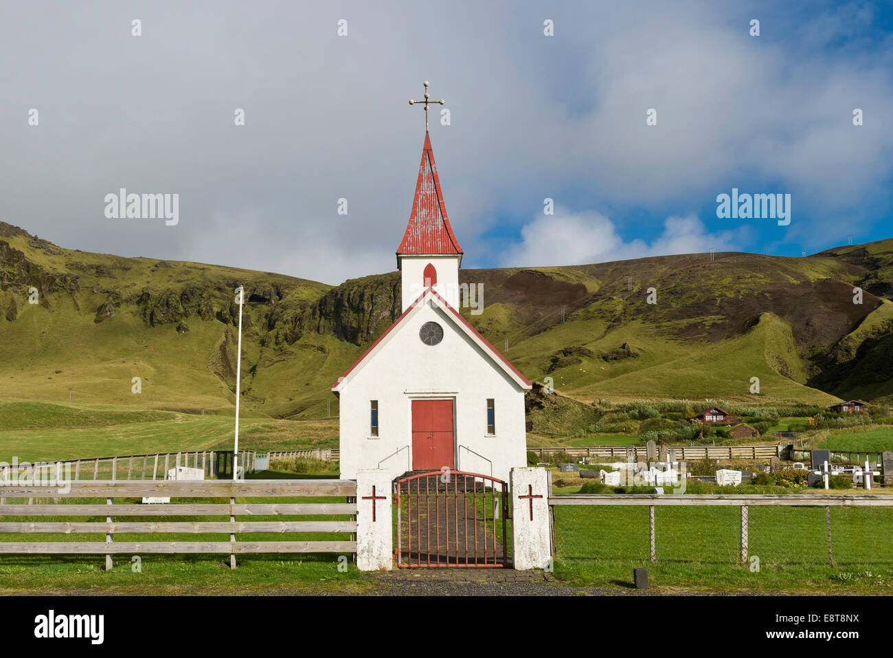 Église Reyniskirkja, sur la plage de Reynisfjara qui jouit près de Vík í Mýrdal, Côte Sud, Islande Banque D'Images