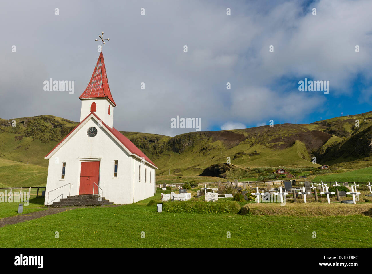 Église Reyniskirkja, sur la plage de Reynisfjara qui jouit près de Vík í Mýrdal, Côte Sud, Islande Banque D'Images