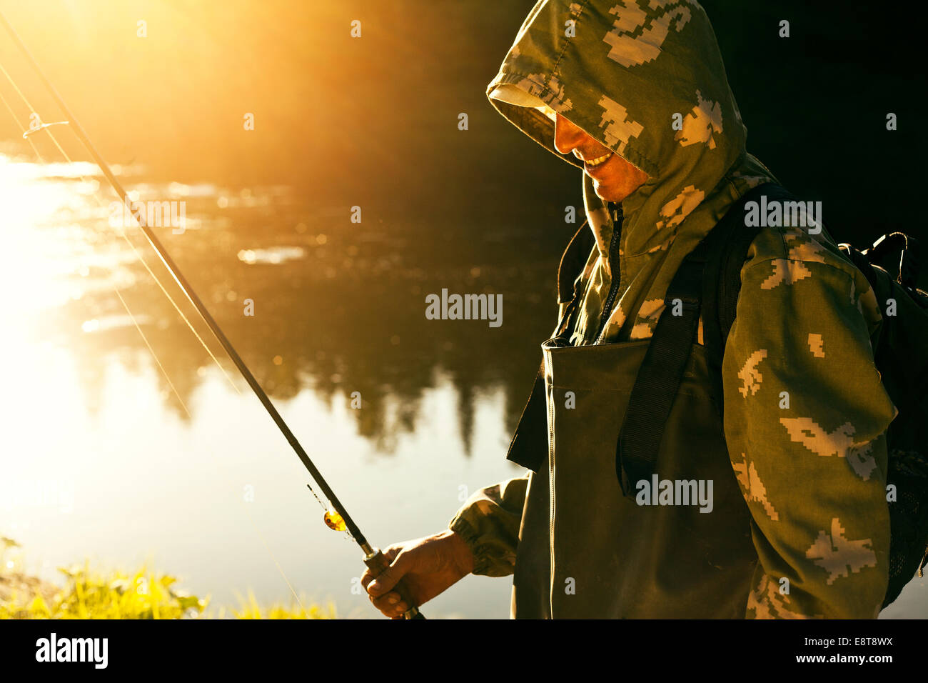 Mari homme tenant la canne à pêche au lac Banque D'Images