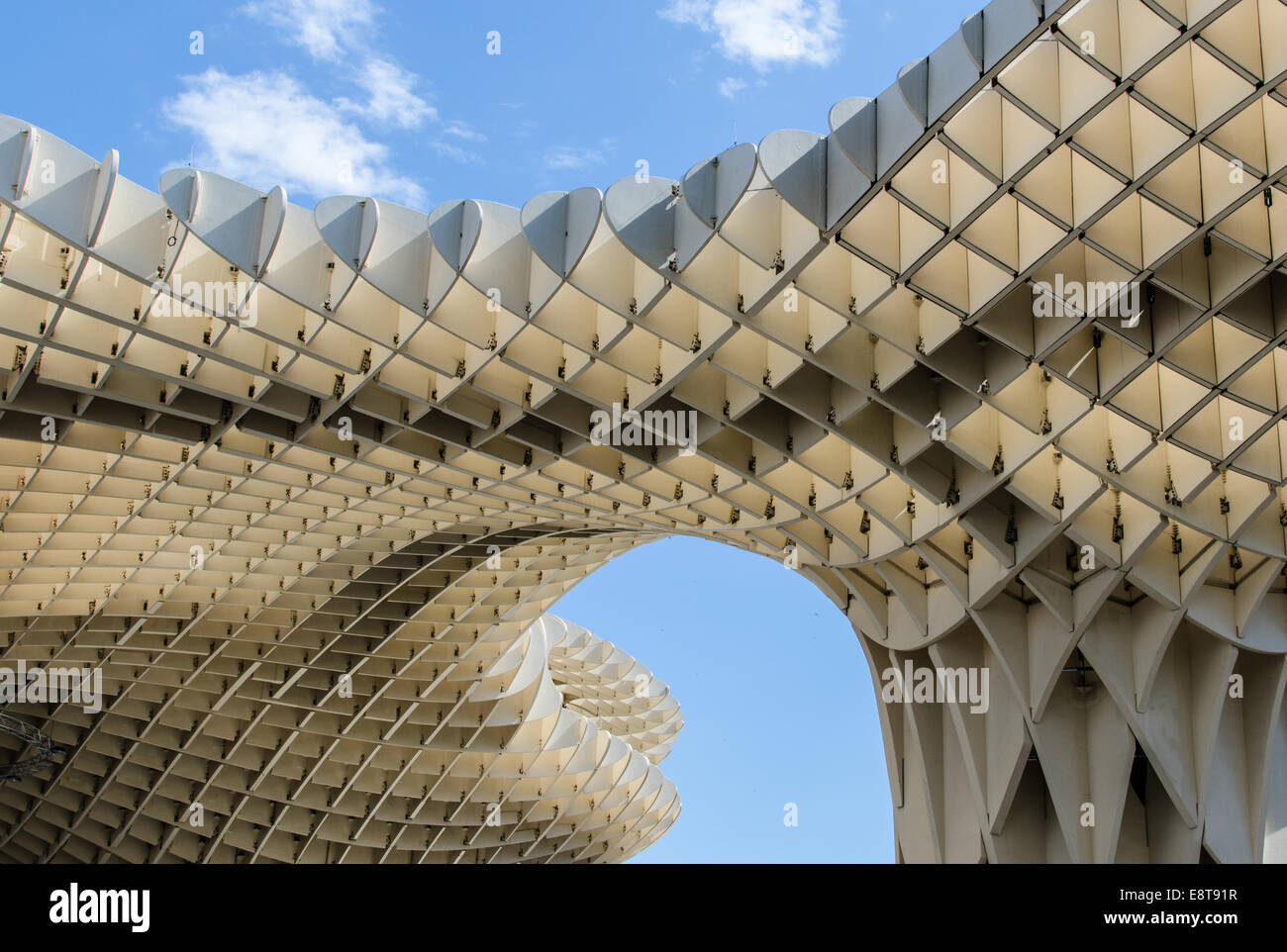 'La Seta', ou Metropol Parasol, est une structure en bois situé à la place d'Encarnacion, dans le vieux quartier de Séville, Espagne. Banque D'Images