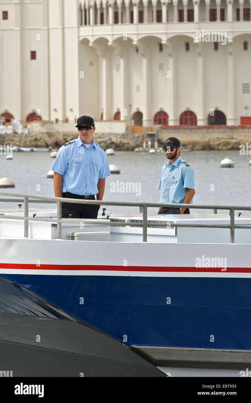 L'équipage sur le pont avant d'un arrivant Catalina Express SeaCat à Avalon, Catalina Island, Californie. Banque D'Images