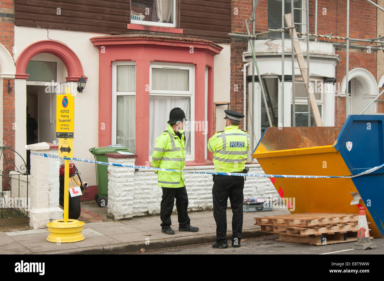 Portsmouth, Royaume-Uni. 14Th Oct, 2014. Stand de la police à l'extérieur d'une maison mitoyenne à Hudson Road, Southsea, Portsmouth, Hampshire, après que six personnes ont été arrêtés, soupçonnés d'infractions de terrorisme, le 14 Oct 2014. Crédit : Rob Wilkinson/Alamy Live News Banque D'Images