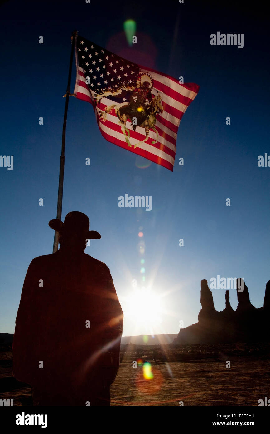 Man holding United States flag avec les inscription près de formations rocheuses, Monument Valley, Utah, United States Banque D'Images