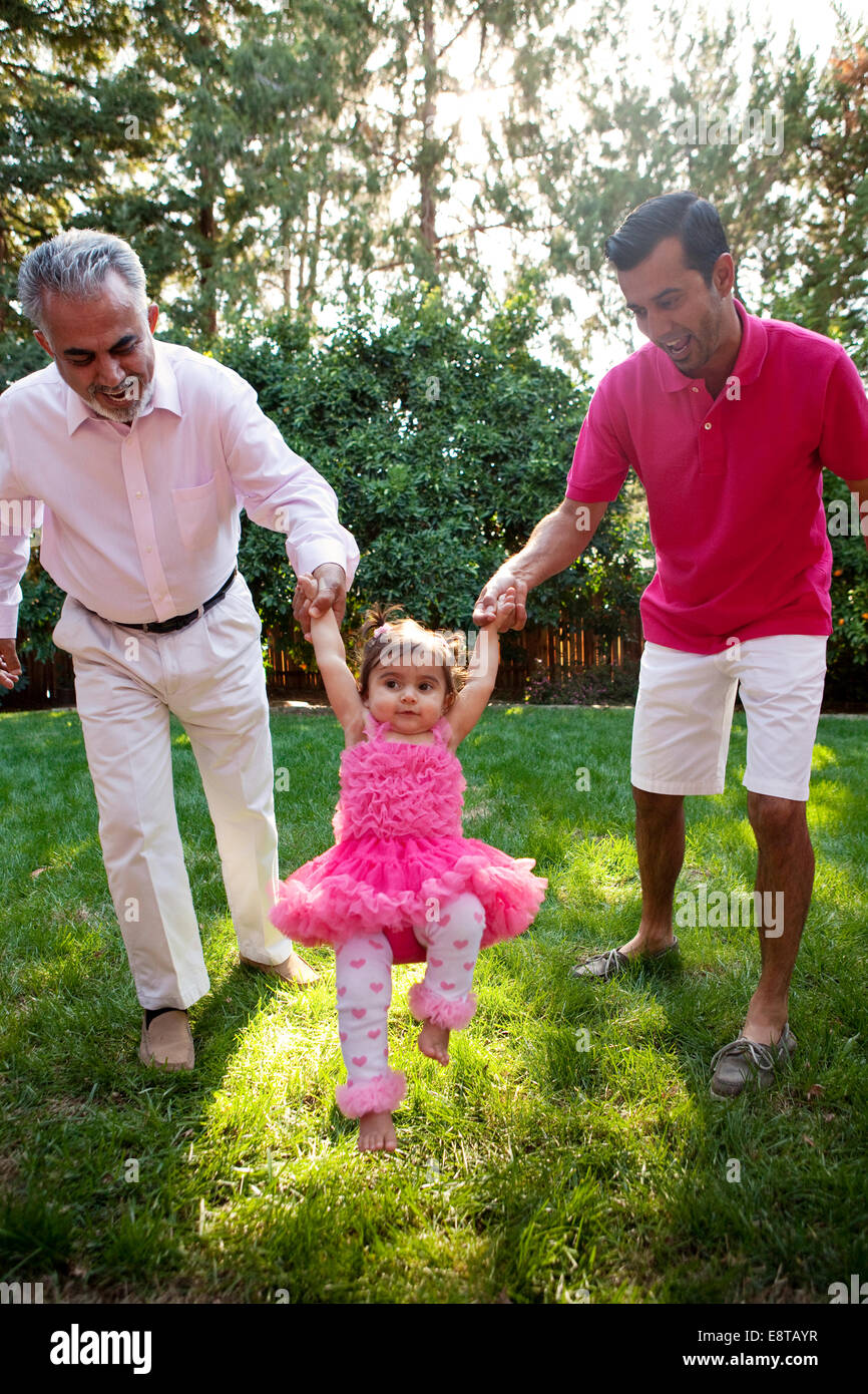 Grand-père et fille aidant à pied in backyard Banque D'Images