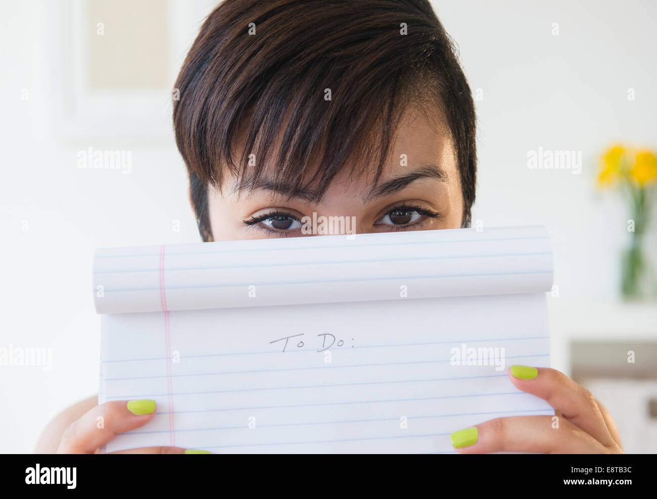 Mixed Race woman holding empty pour faire la liste Banque D'Images