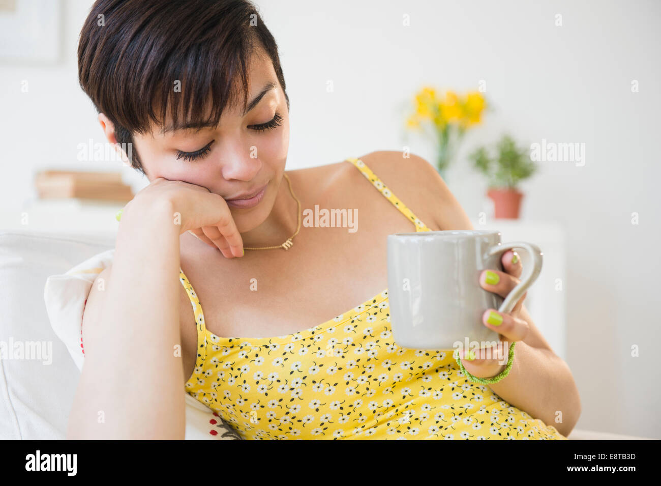 Fatigué mixed race woman Banque D'Images