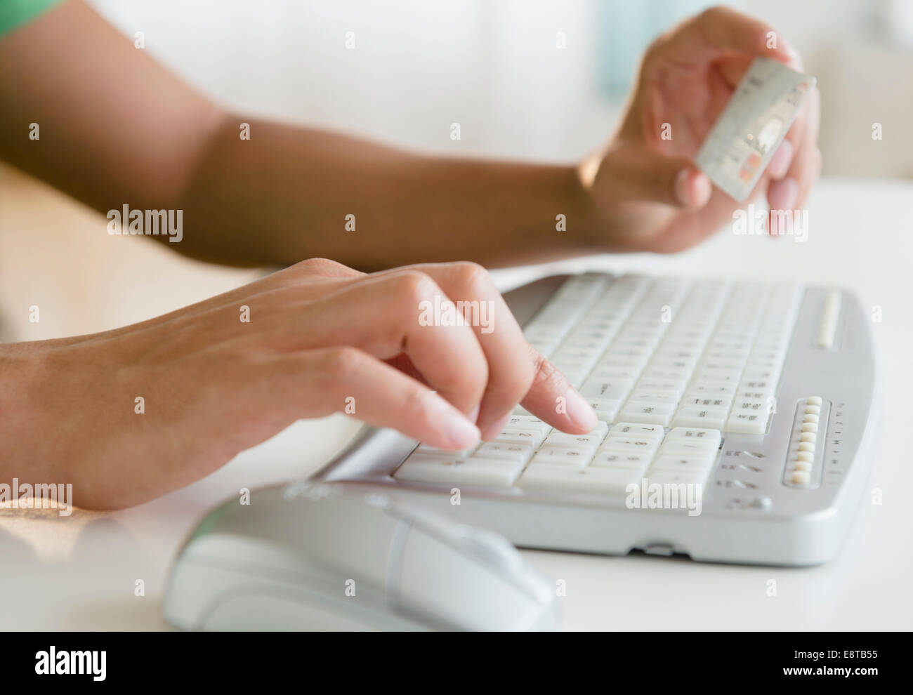 Mixed Race man shopping online with credit card Banque D'Images