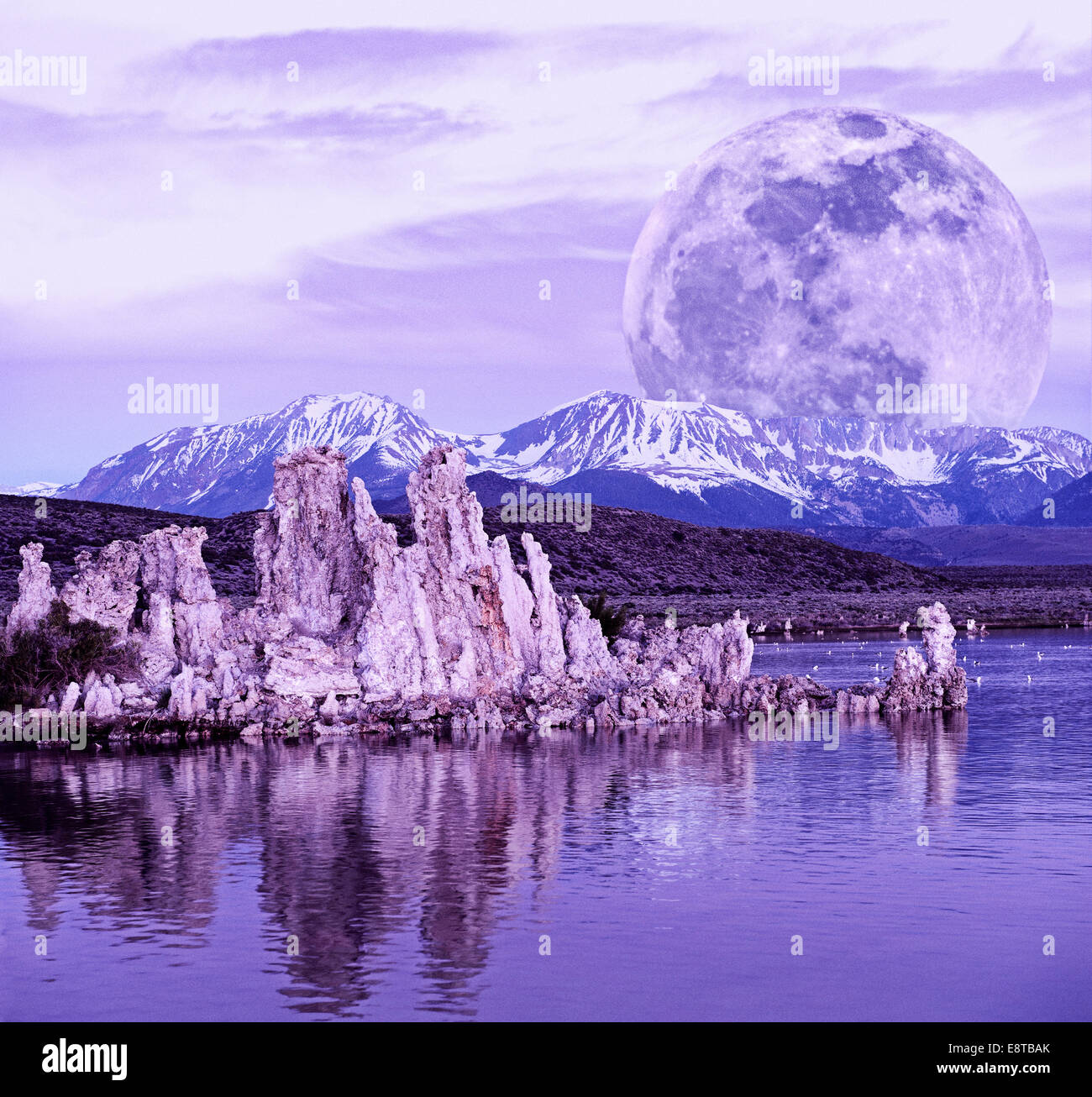 Moon Over rock formation au lac Mono, en Californie, États-Unis Banque D'Images