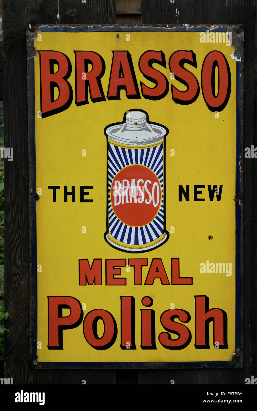 Les panneaux publicitaires émaillés Vintage sur feuilles de métal peuvent encore être trouvées attachées aux bâtiments souvent longtemps après que le produit a van Banque D'Images