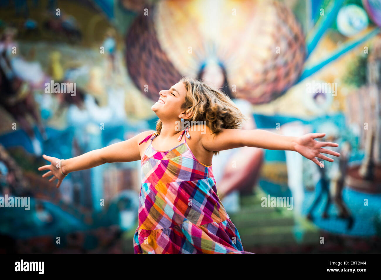 Mixed Race girl dancing près de Urbain Rural Banque D'Images