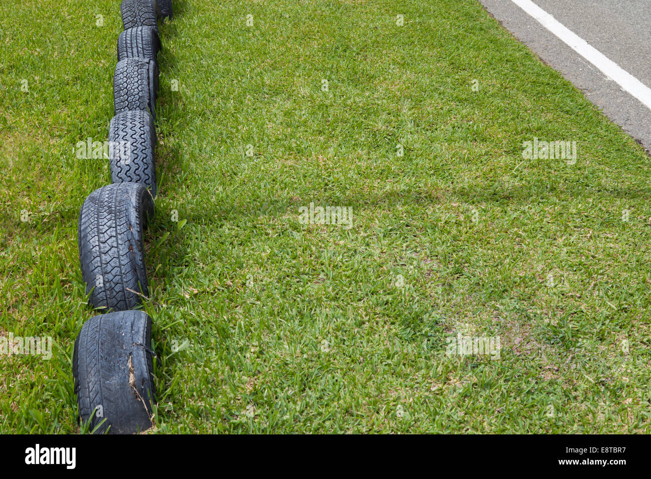 Sur un tour du circuit de karting en plein air vide du circuit de voiture de course Banque D'Images