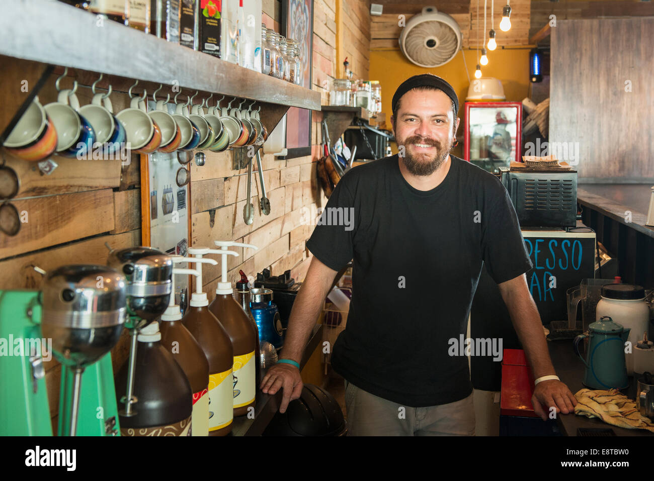 Hispanic man working in coffee shop Banque D'Images