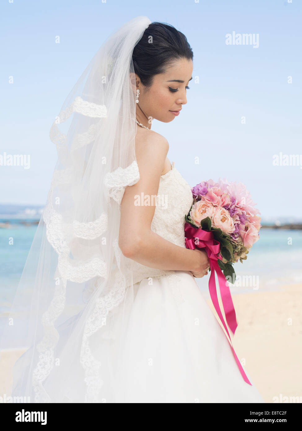 Mixed Race, asiatique / American mariée en robe de mariée blanche à destination mariage plage à Okinawa, Japon Banque D'Images