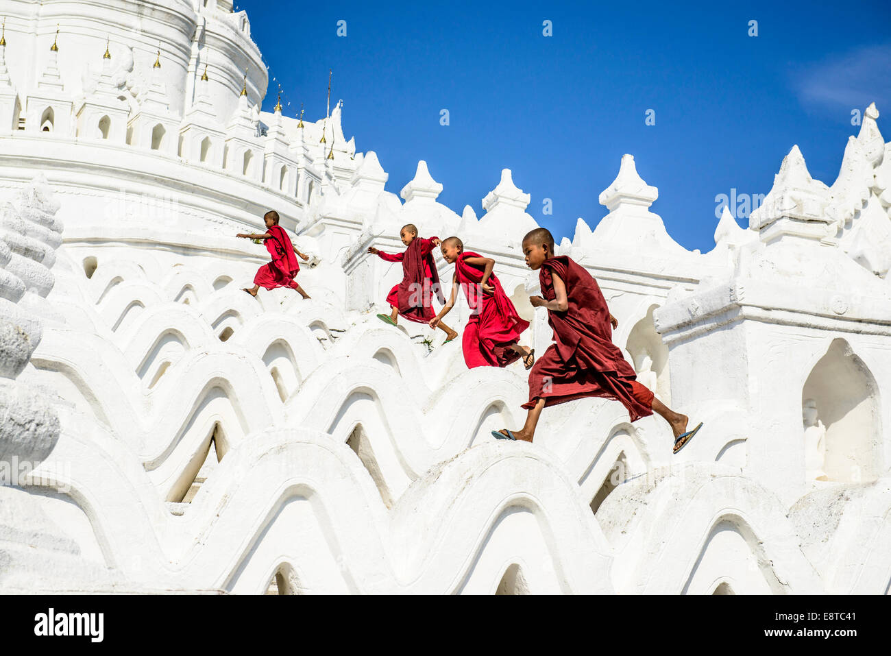 Les moines d'Asie blanc tournant sur les murs des temples, la Pagode Hsinbyume, Mandalay, Myanmar, Rhône-Alpes Banque D'Images