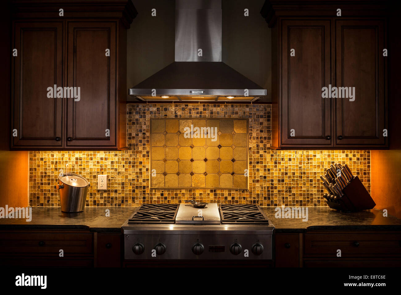 Retour tuile splash, hotte et cuisinière dans la cuisine sombre Photo Stock  - Alamy