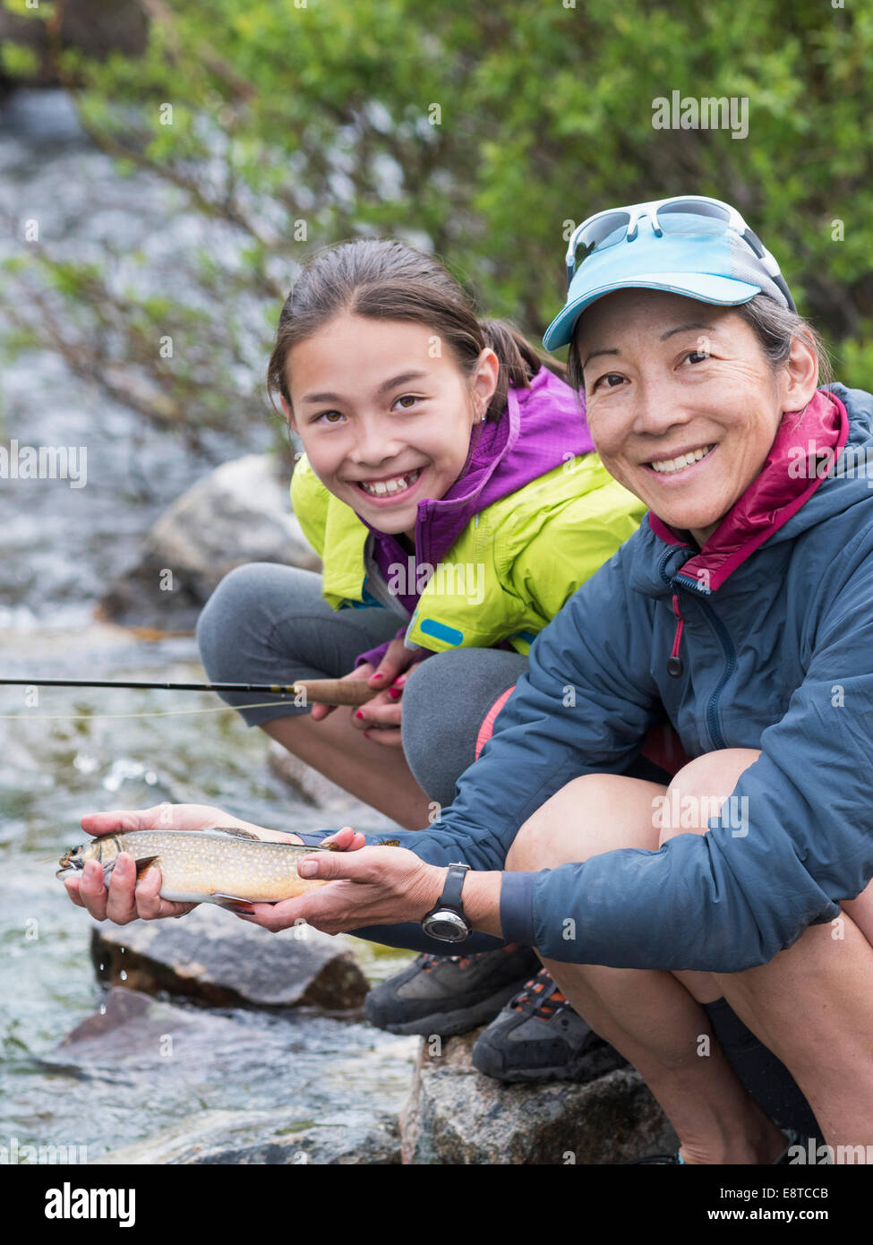 Mère et fille, la pêche en rivière Banque D'Images