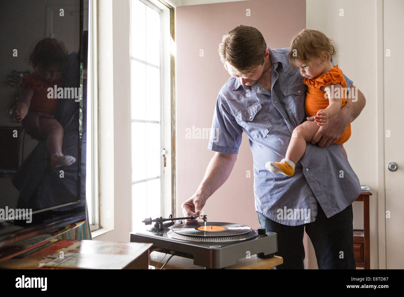 Young Girl playing records avec fille Banque D'Images
