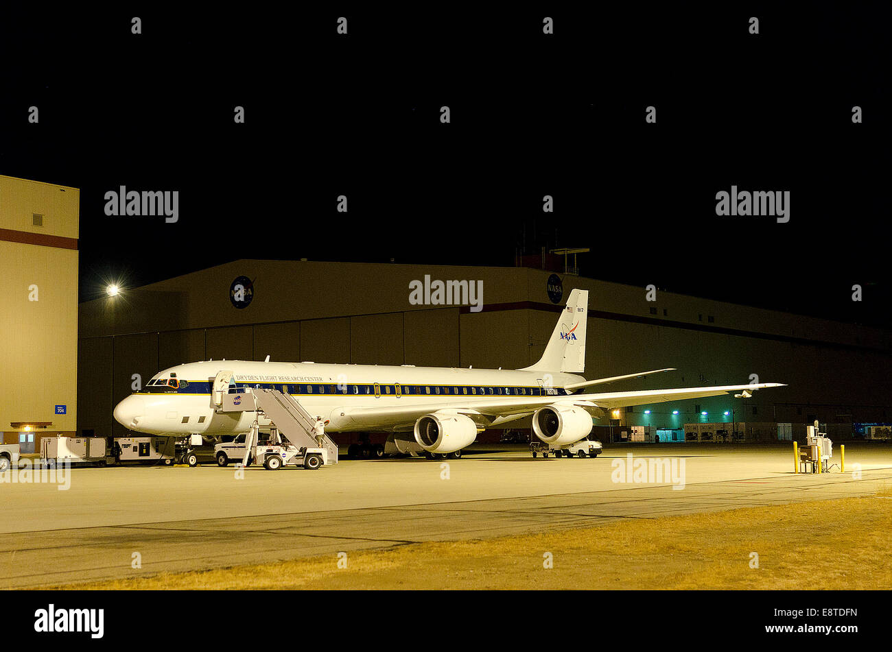 L’avion DC-8 de la NASA est en préparation à NASA Dryden pour son vol vers le Chili dans le cadre de la mission Operation IceBridge, qui vise à recueillir des données critiques sur les calottes glaciaires polaires et les glaciers de la Terre. Banque D'Images