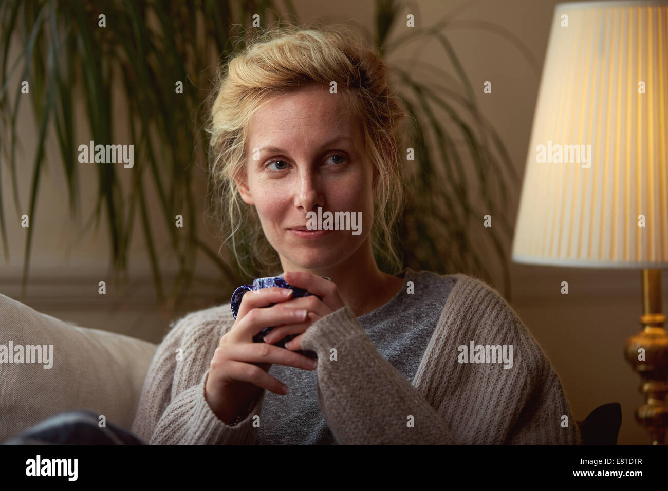 Une femme boit une tasse de café Banque D'Images