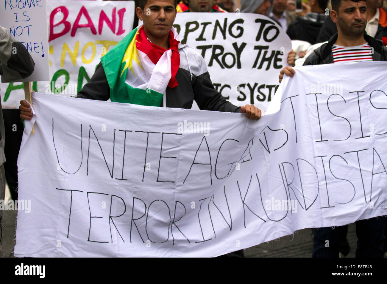 « Save Kobane » & Protect Humanity protestataires ; Une marche de protestation dans le centre de Liverpool pour manifester contre le groupe terroriste ISIS.Environ 300 000 Kurdes ont défilé le long de Church Street, Bold Street et Renshaw Street avant de prendre un piquetage devant la gare de Lime St.Sabiha Soylu a pris part à la marche parce qu'elle estime qu'il faut faire plus pour aider les combattants kurdes qui se battent avec des milieux armés de l'EI. Banque D'Images