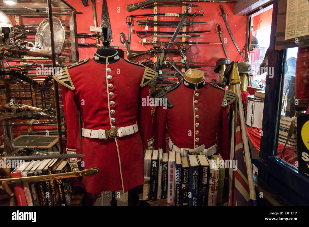 Intérieur de l'armurerie à Brighton Lanes boutique vente militaria & Ephemera historique articles intéressants de partout dans le monde Banque D'Images