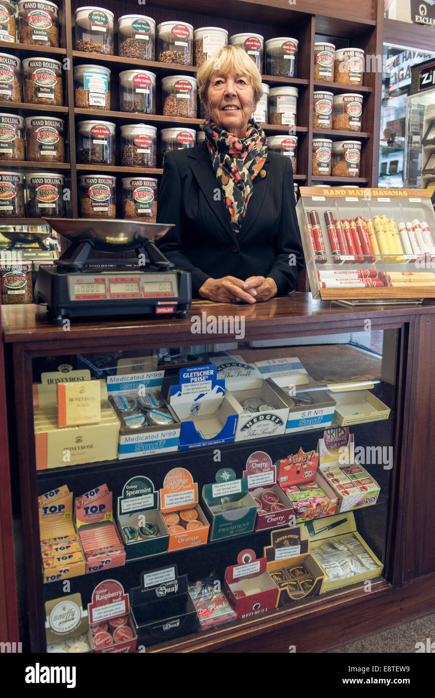 Une femme vend dame de tabac, tabac, cigarettes, tabac à cigarettes, cigares, etc. à partir de son magasin spécialisé à Brighton Banque D'Images