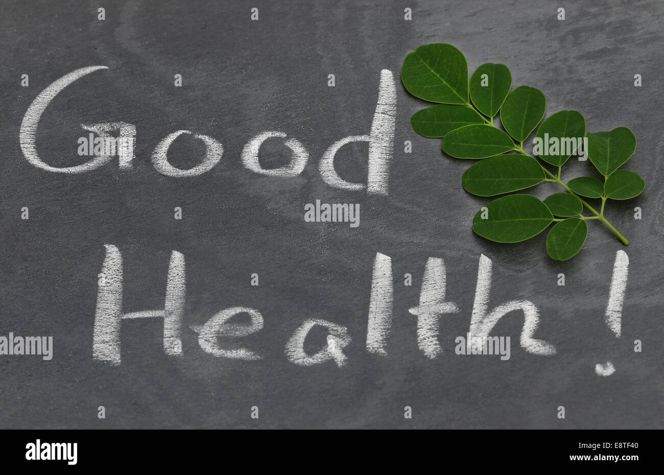 Les feuilles de Moringa avec bonne santé écrit dans un ordre en craie whtie Banque D'Images
