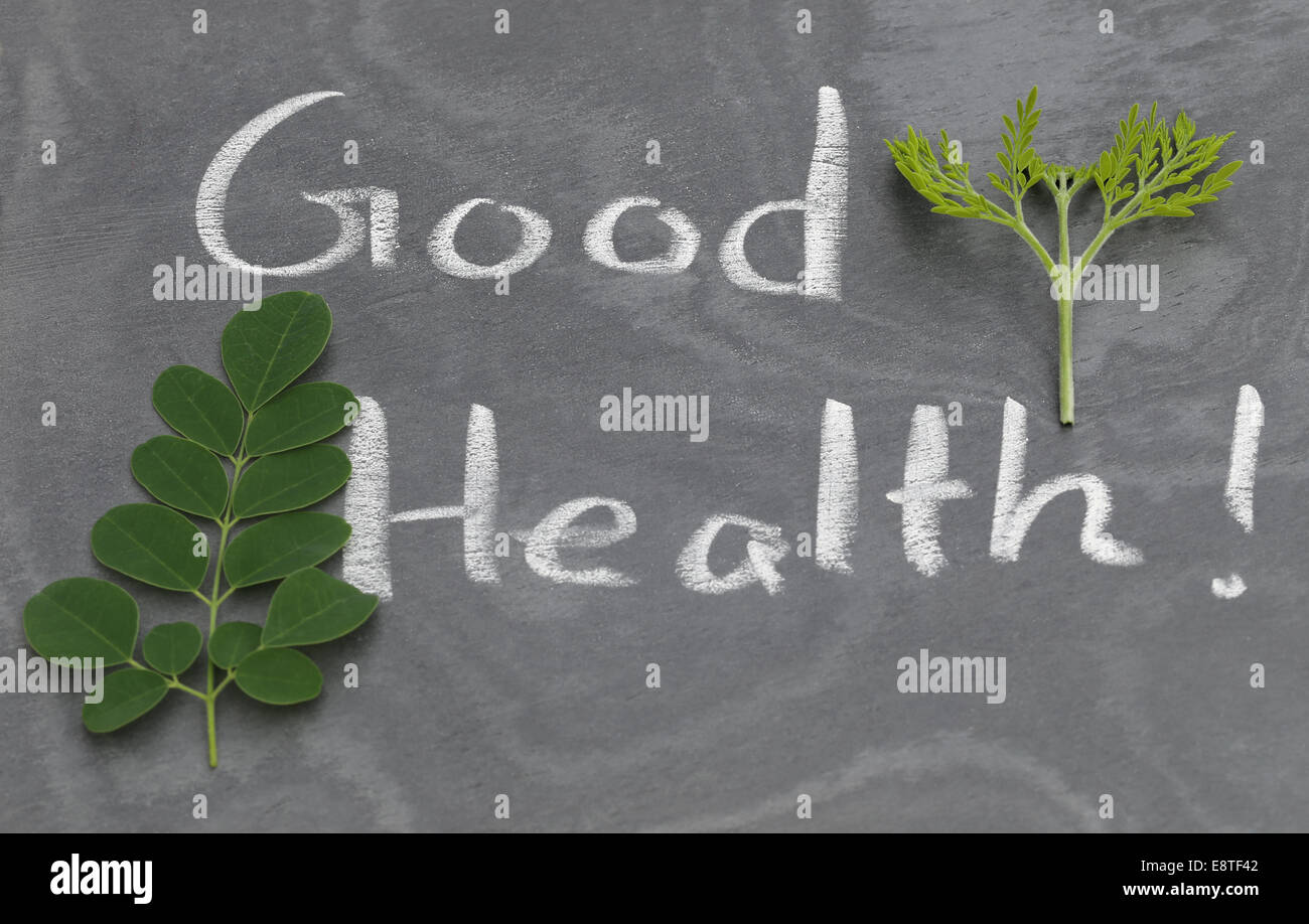 Les feuilles de Moringa avec bonne santé écrit dans un ordre en craie whtie Banque D'Images