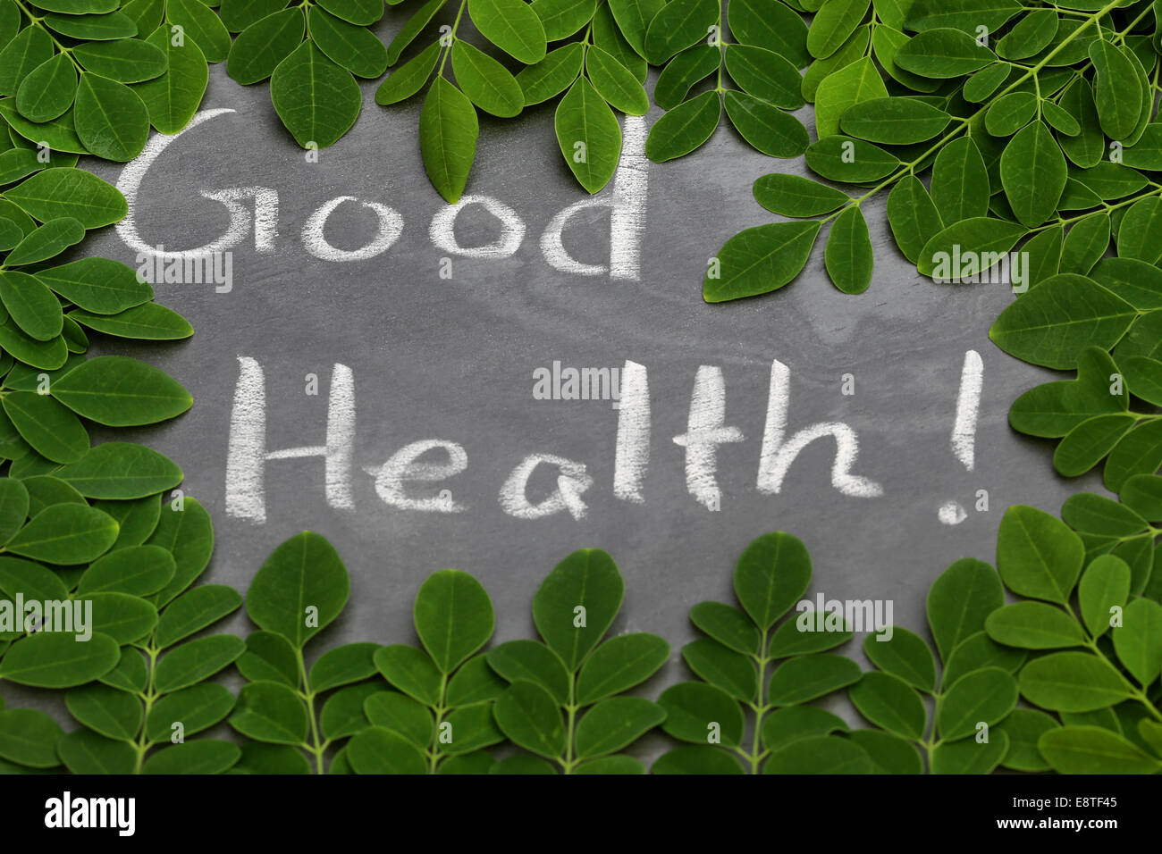 Les feuilles de Moringa avec bonne santé écrit dans un ordre en craie whtie Banque D'Images