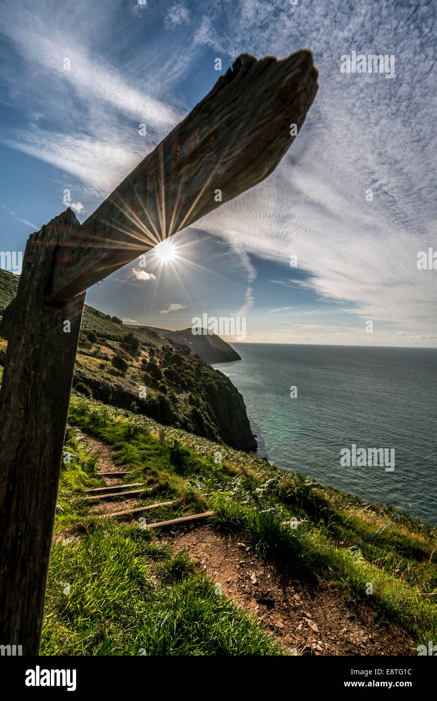 Une enseigne sur le chemin South West Coat walking route vers Lynmouth, Devon, UK Banque D'Images