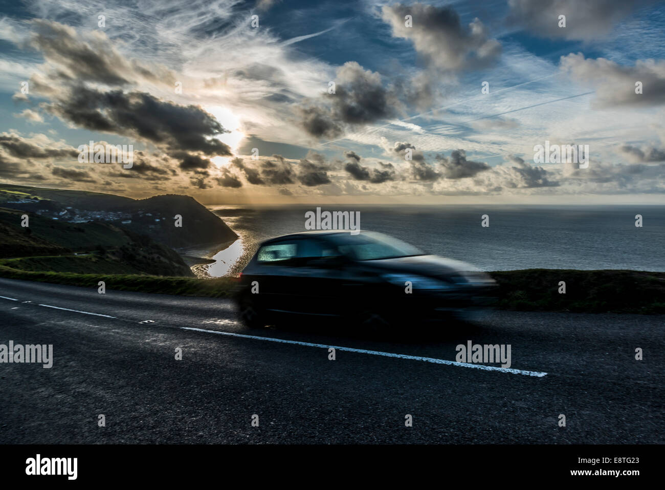 Conduite le long de la pittoresque route côtière A39, l'un des meilleurs disques durs dans le sud-ouest, au Royaume-Uni contre un ciel dramatique Banque D'Images