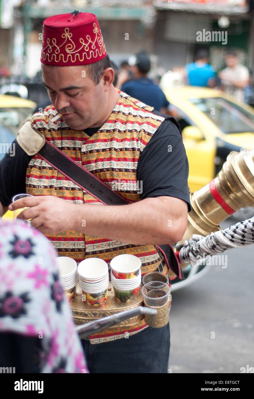 Un homme vend des jus de Ceratonia siliqua à Naplouse, Palestine. Banque D'Images