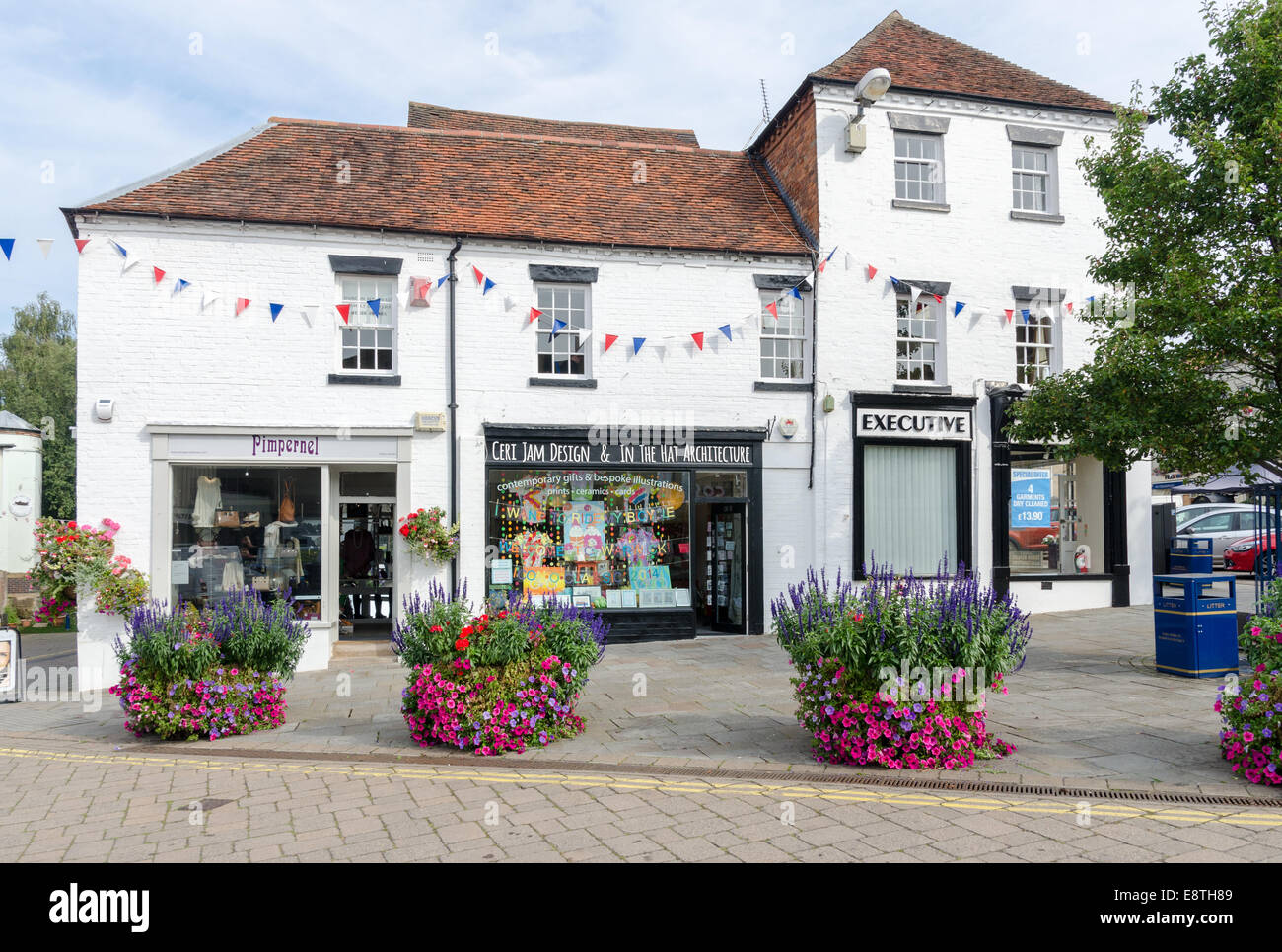 Rangée de boutiques traditionnelles dans l'Holloway dans Warwick Banque D'Images