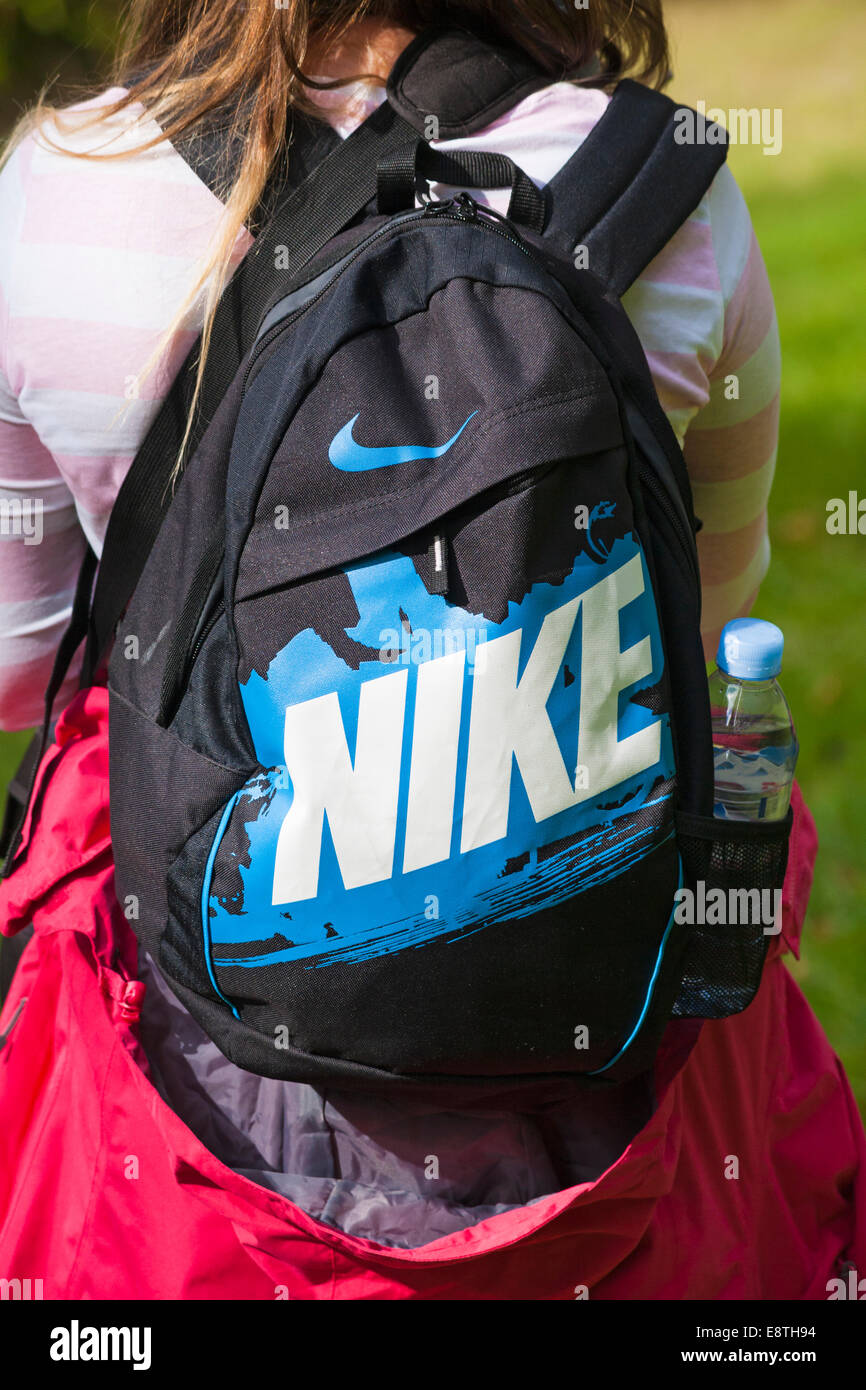 Femme avec sac à dos Nike avec bouteille d'eau Sur le dos - logo Nike Banque D'Images