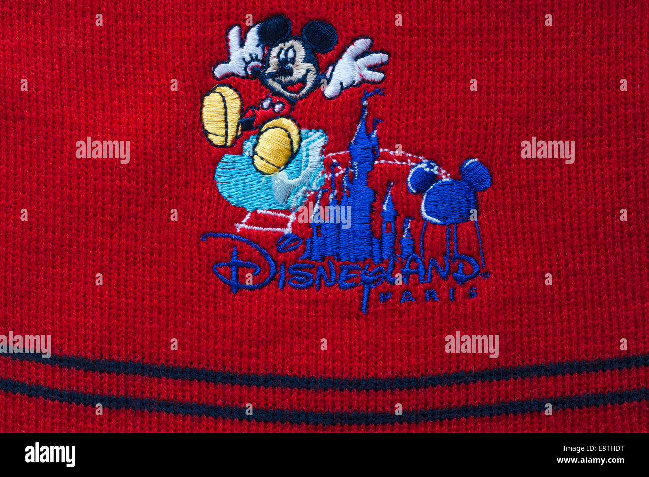 Détail sur l'écharpe Enfant Disneyland Paris avec logo Mickey Mouse Photo  Stock - Alamy