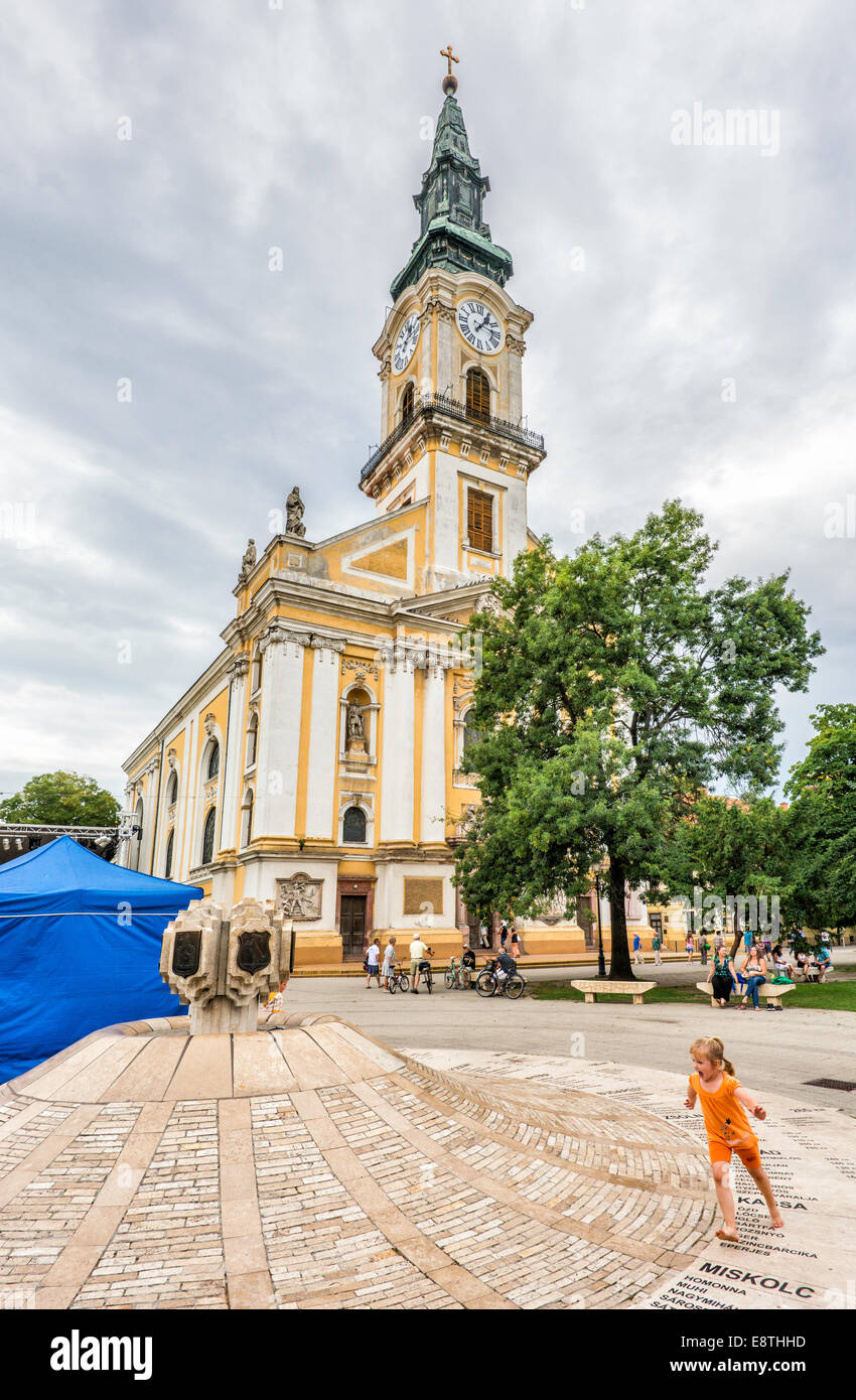Les enfants jouer en face d'une grande église, le style baroque tardif, 1806, à Kecskemet, Hongrie Banque D'Images