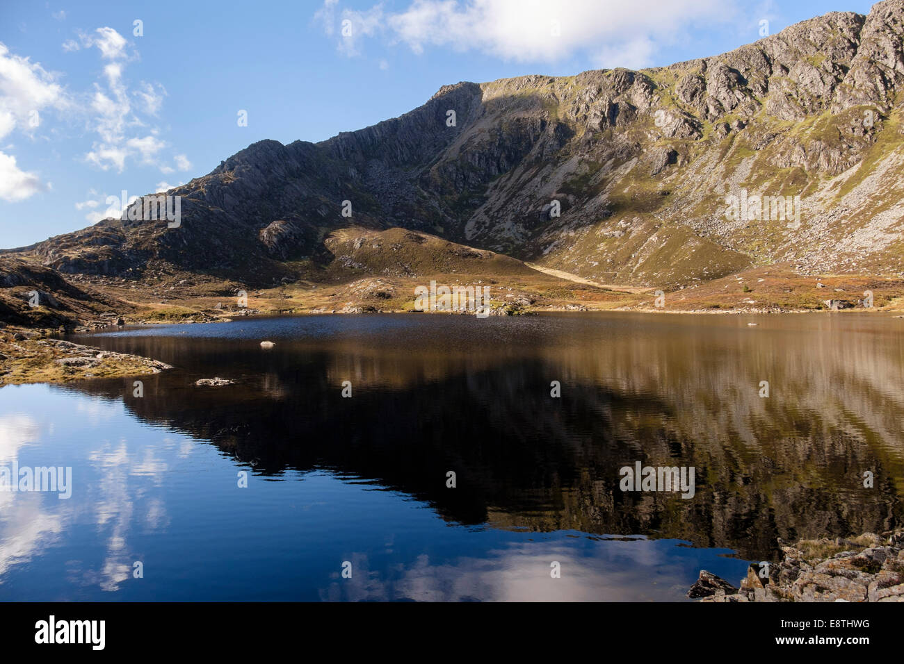 Vue sur le lac Llyn Y Foel reflétant Daear Ddu east ridge à Carnedd Moel Siabod sur la montagne de dans le parc national de Snowdonia (Eryri) Wales UK Banque D'Images