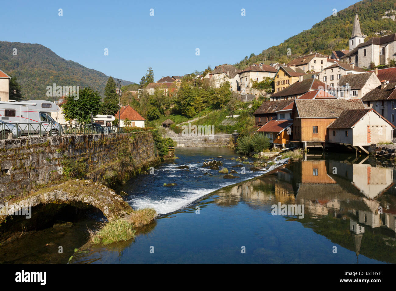 Camping par rivière Loue et pont médiéval dans un village de Les Plus Beaux Villages de France. Lods Doubs France Vallée de la Loue Banque D'Images