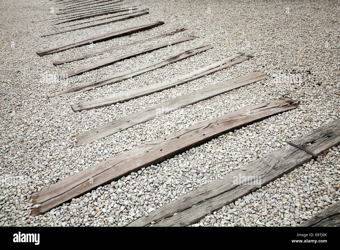 Traverses en bois vieux gris sur le gravier. Sans rails de chemin de fer abandonnée Banque D'Images